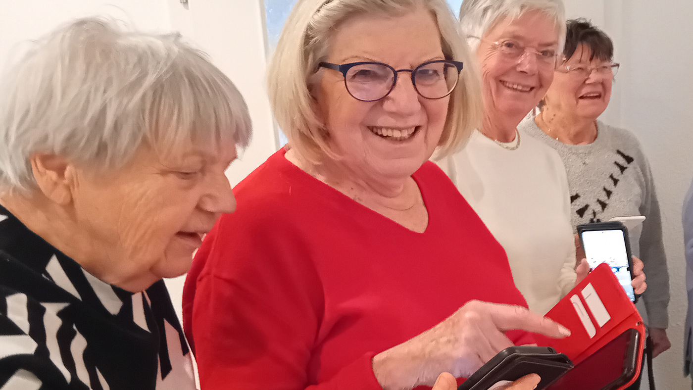 Vier Teilnehmerinnen von ZUSAMMEN DIGITAL MIT FRAUEN 65+ mit ihren Smartphones.