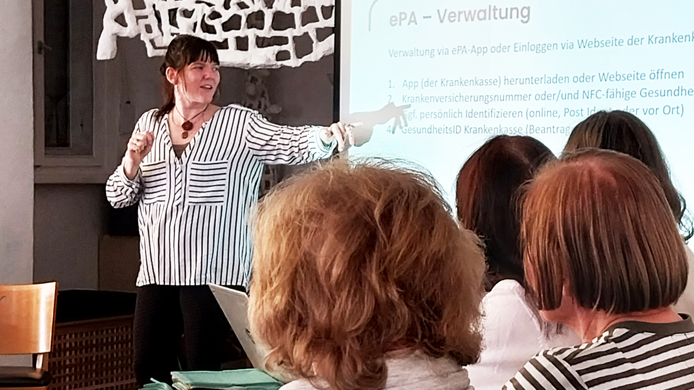 Die Trainerin Daniela Walter erklärt bei einer Werkstatt zum Thema digitale Gesundheitsversorgung, was es mit der elektronischen Patientenakte auf sich hat.